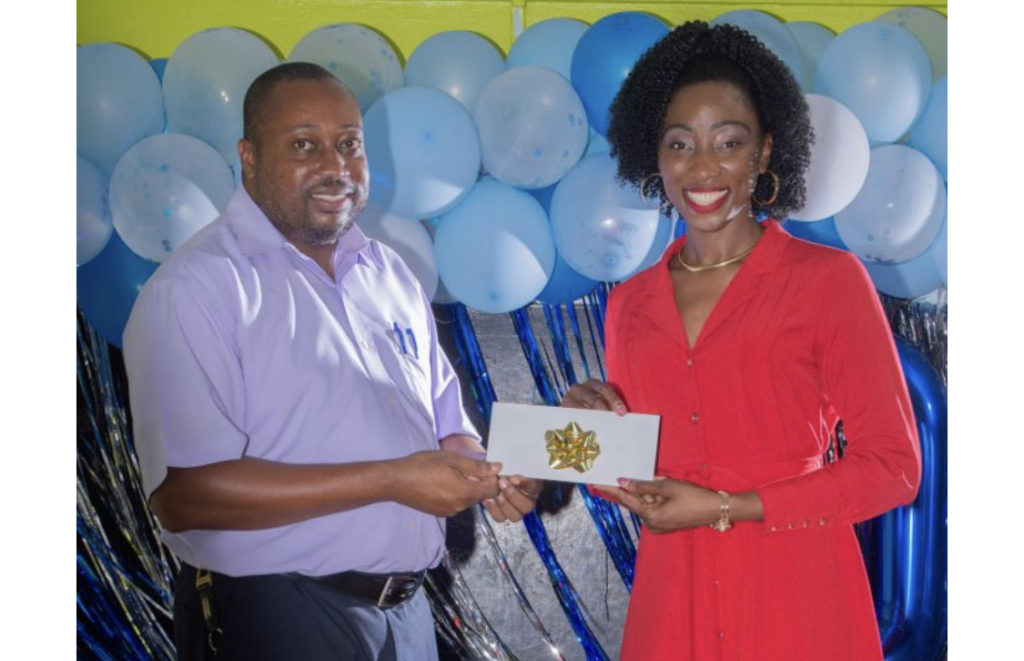 St. Kitts and Nevis Diplomat, Mrs. Sonia Boddie-Thompson gifts $1000 EC to Edgar T. Morris Primary School
